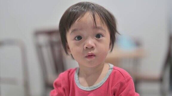 亚洲华裔男婴好奇地看着镜头