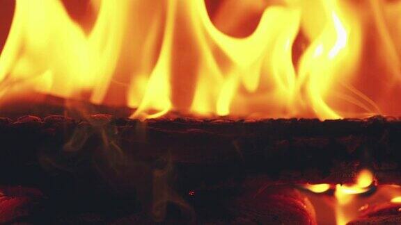 在壁炉里用木柴缓慢地燃烧