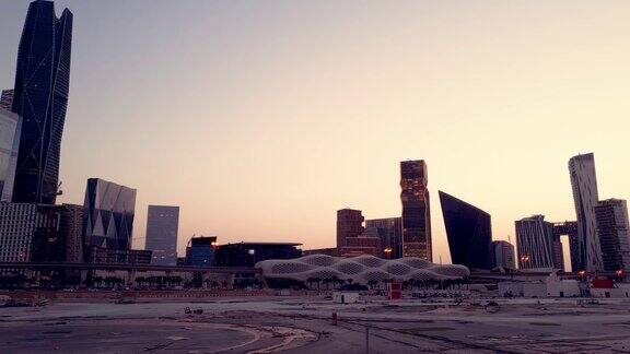 在沙特首都利雅得阿卜杜拉国王金融区的日落配备了最新技术的大型建筑