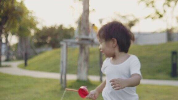 亚洲小男孩放风筝他年轻时的快乐回忆