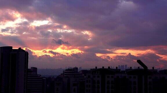 土耳其城市上空的彩色日落