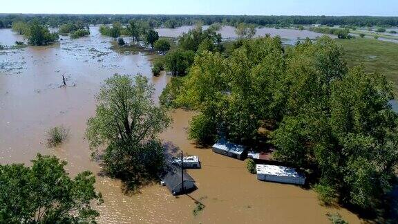 盘旋在洪水之上的房屋淹没了哥伦布德克萨斯州的小镇海湾沿岸的破坏区域飓风哈维路径的破坏
