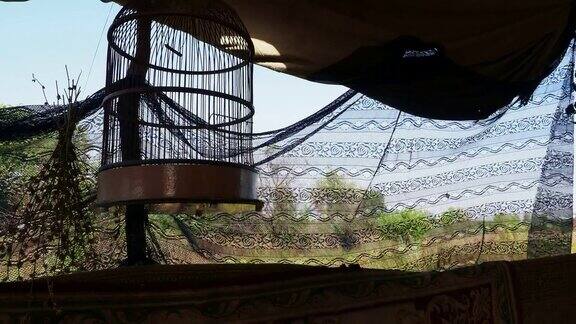 帐篷里的鸟的空笼子