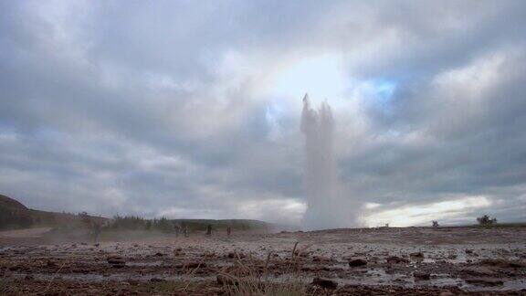 冰岛斯特罗库尔间歇泉喷发