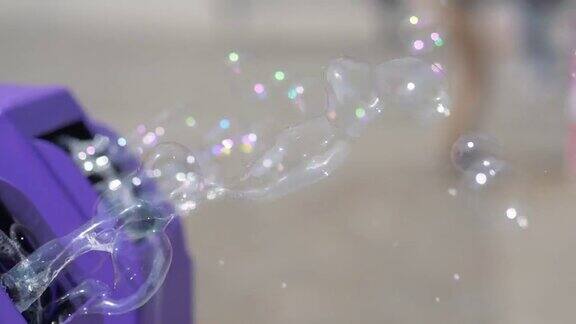 肥皂泡泡机以180fps的慢动作制造许多肥皂泡泡