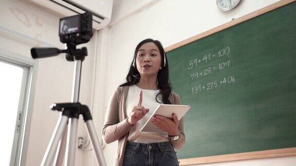 亚洲女教师在隔离期间在教室进行在线教学和演讲