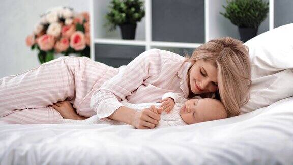 穿着睡衣的可爱女人看着熟睡的孩子享受快乐的母亲身份4kDragonRED摄像机