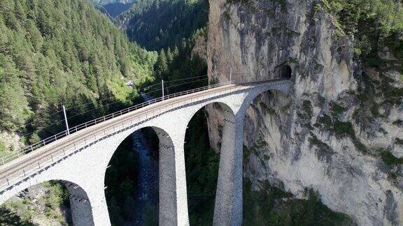夏季瑞士阿尔卑斯山的兰德瓦瑟高架桥绿色山谷的鸟瞰图
