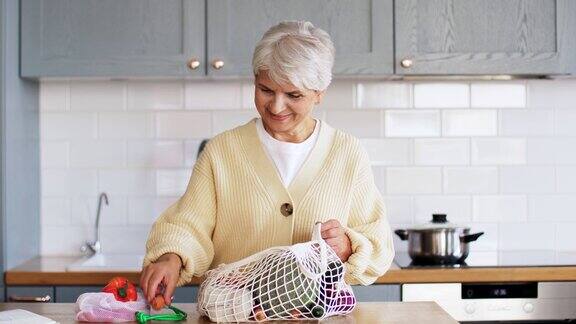 厨房里有个女人用细绳包着蔬菜