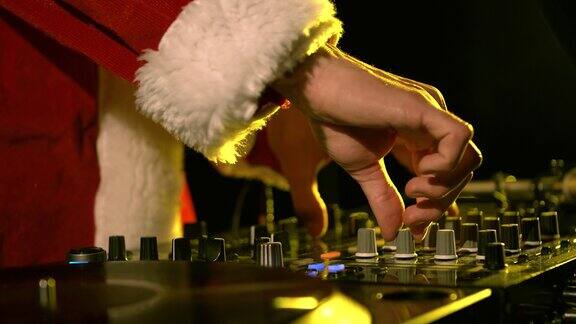 圣诞派对DJ在夜总会混音音乐节目主持人穿着圣诞老人的服装演奏音乐
