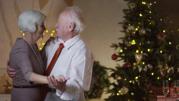 老人和妇女在圣诞夜跳舞