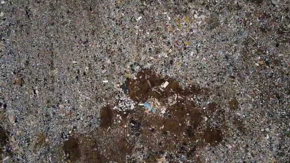 无人机拍摄的生态破坏在城市垃圾堆上空飞行成堆的垃圾垃圾