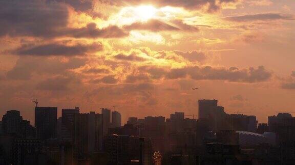 日落时分飞机飞过一座城市