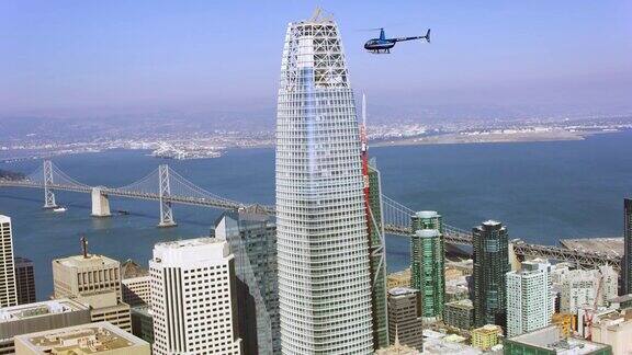 直升飞机在旧金山摩天大楼上空飞行
