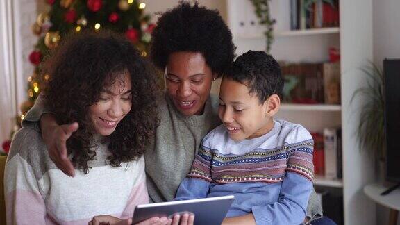 在流感流行期间的圣诞节与家人进行视频通话