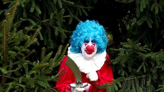 带着刀藏在树上的恐怖小丑