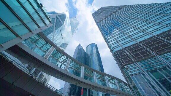 时间流逝高层写字楼、摩天大楼、金融区建筑在中午为商业和技术概念背景的智慧城市中国香港市中心