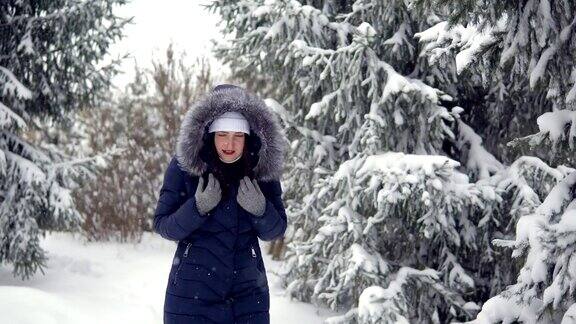 一位年轻女子正走在一片美丽的冬季森林里