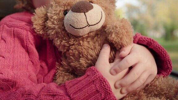 小孩子抱着泰迪熊玩具最好的朋友心理安慰游戏