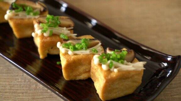 豆腐配香菇和金针菇