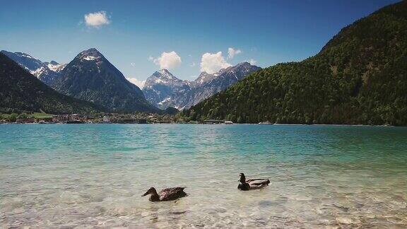 奥地利阿尔卑斯山的一个湖泊