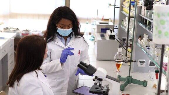 女科学家在实验室讨论科学研究
