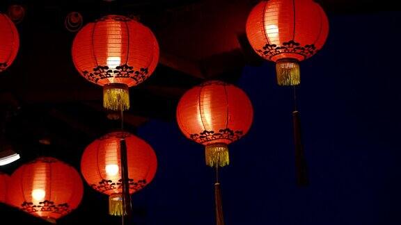 古老的传统寺庙晚上挂着圆圆的红灯笼