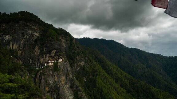 在不丹虎巢寺移动云的时间流逝