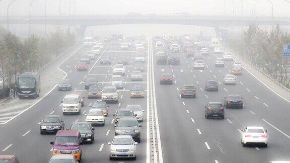 中国北京2014年10月25日:在恶劣的天气下人们在路上小心驾驶中国北京