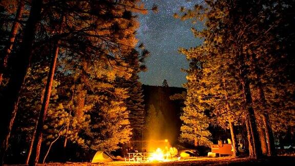 夜晚星星在露营和篝火森林时间流逝