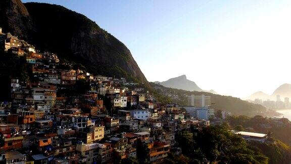 无人机在日出时拍摄山坡上的贫民窟