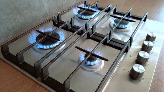 厨房所有的燃气灶都开着烹饪用燃气燃烧