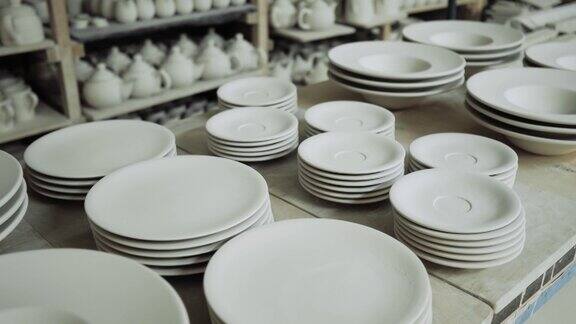 生产车间的货架上有白色的陶瓷盘子