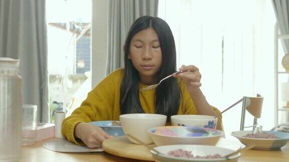 亚洲女孩穿着黄色毛衣在家享受美食隔离生活理念