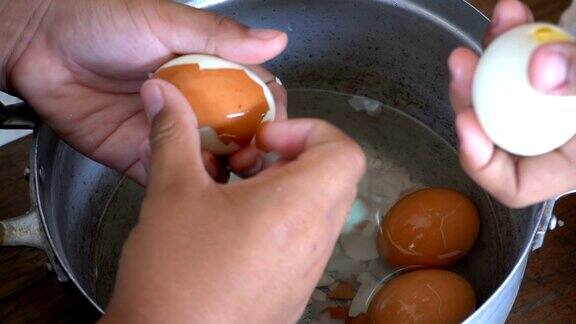 儿童剥煮鸡蛋