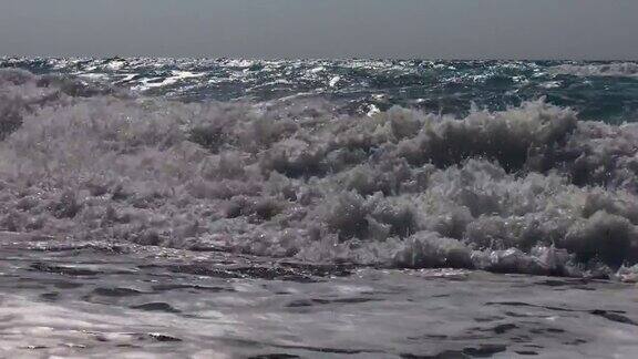 大浪破碎特写