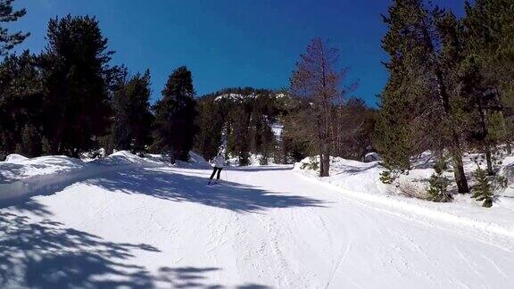在阳光下滑雪者在雪道上翻滚