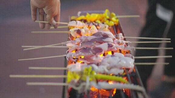 烤鱿鱼串在木炭炉上烤泰国街头小吃