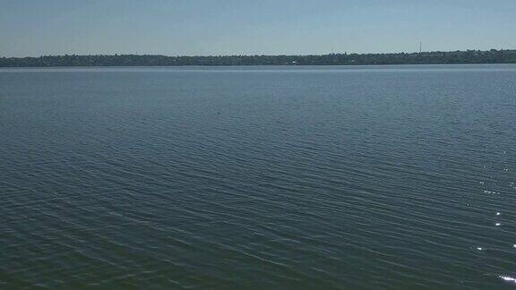 晴朗的日子里有一个大淡水湖