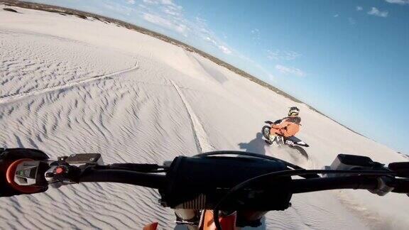 两名越野摩托车手在沙漠中比赛