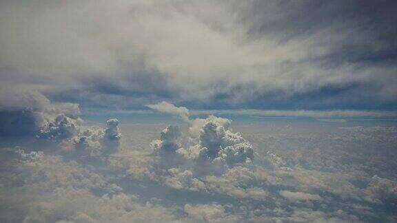 从飞机窗口俯瞰蓝天