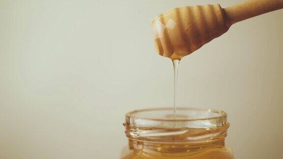 蜂蜜从木勺里滴下来