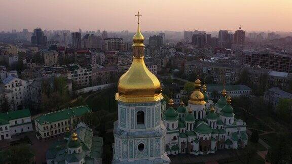 无人机在乌克兰基辅圣索菲亚大教堂周围飞行