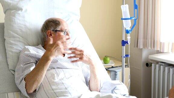 老病人在和护士讨论他的健康问题
