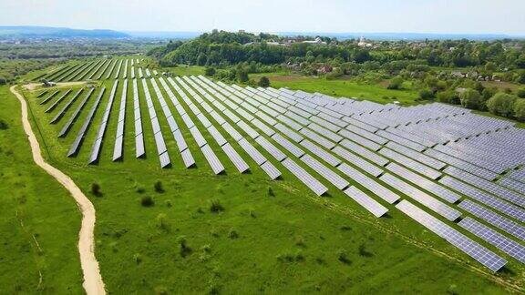大型可持续发电厂鸟瞰图有许多排太阳能光伏板用于生产清洁的生态电能零排放的可再生电