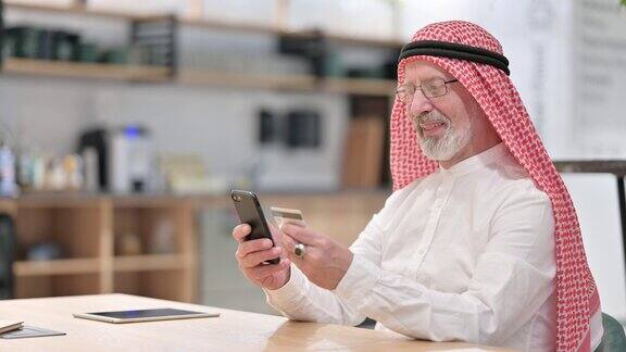 老阿拉伯商人用智能手机进行在线支付