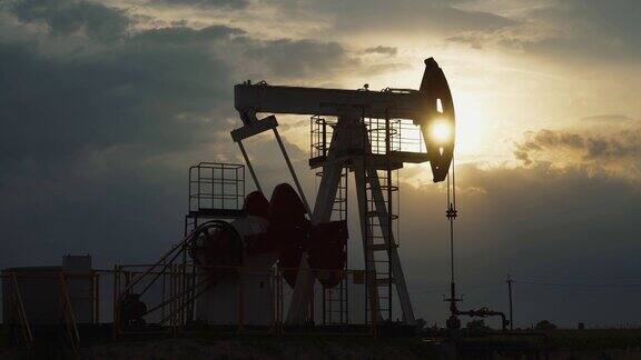 资源开采一个油田的石油钻井平台抽油日落时的石油钻井平台燃料生产和石油开采