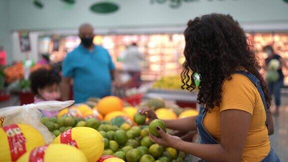 一家人一起在超市买水果戴口罩
