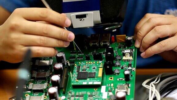 电子工程师修理电路板