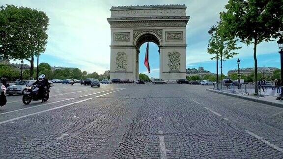 法国巴黎凯旋门前的香榭丽舍大街上的汽车交通电影般的稳定器运动